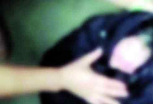 新生女婴纸巾塞嘴 到底是谁这么可恶？