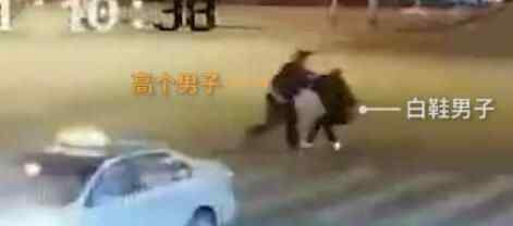 男子被打后遭碾压 为什么被打？
