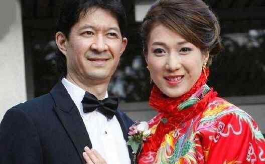 钟嘉欣晒宝宝正面照 钟嘉欣老公Jeremy是谁什么时候结婚的？