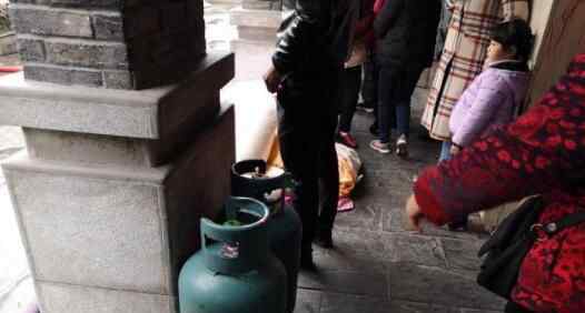 夫妻忙着救人自己家被烧光 究竟是怎么回事？