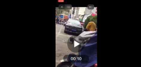 男子暴打白发老人 原因是这样实在太可恶了