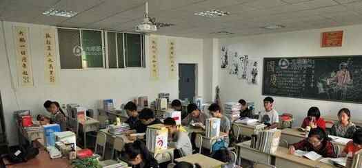 冒充老师发放眼镜 原因是这样实在太气人