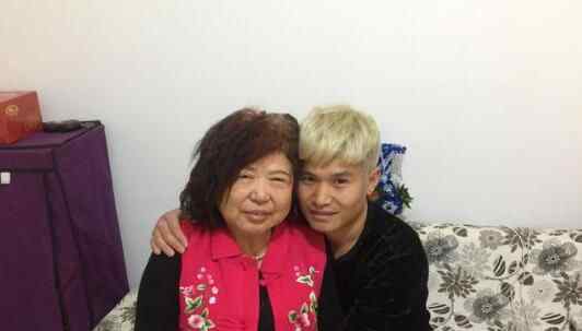 小伙与大妈相恋 年龄差距从来都不是问题