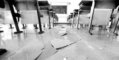 学生蹦跳地板塌陷 事故真相实在太惊险了