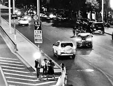 三环主路拍婚纱照 惊险至极原因简直不忍直视