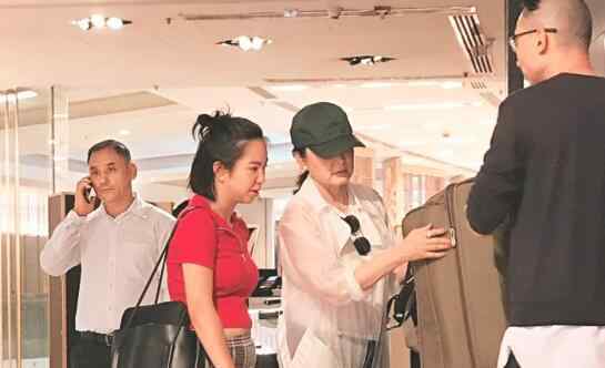 林青霞携女儿逛街 林青霞女儿年龄多大了叫什么？