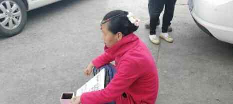 丽江现奇葩乞讨女 到底有多奇葩？