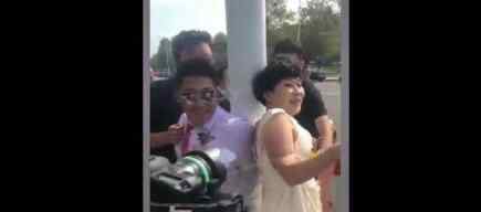 伴娘新郎被绑路灯 婚闹尺度让人惊愕