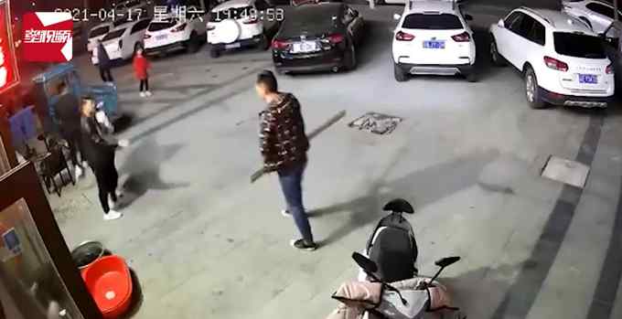 妻子遭陌生男醉酒调戏 丈夫上前理论遭木板攻击 还被持利器追砍