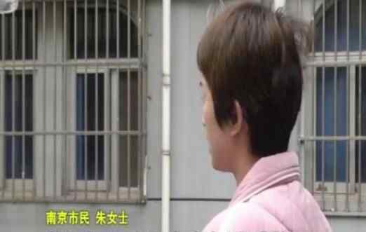 女子怒扛共享单车 嚣张至极真相让人太气愤