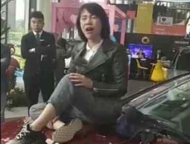 西安奔驰女个人资料 奔驰女踢爆千亿黑幕奔驰漏油女主资料背景真实身份