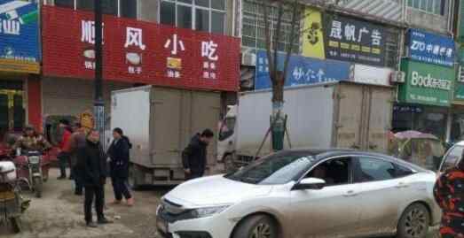 你赔我一颗糖吧 车主见女子抚养两个孩子心酸不容易赔颗糖自行离开