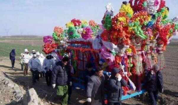 祭拜先人墓碑垮塌 悲剧真相实在太惨了