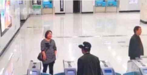 男子一脚踢疯闸机 原因是这样太惊人