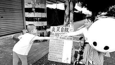 尿毒症女孩卖笑脸 背后真相简直太感人了