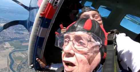 百岁老人跳伞庆生 惊险至极原因让人佩服