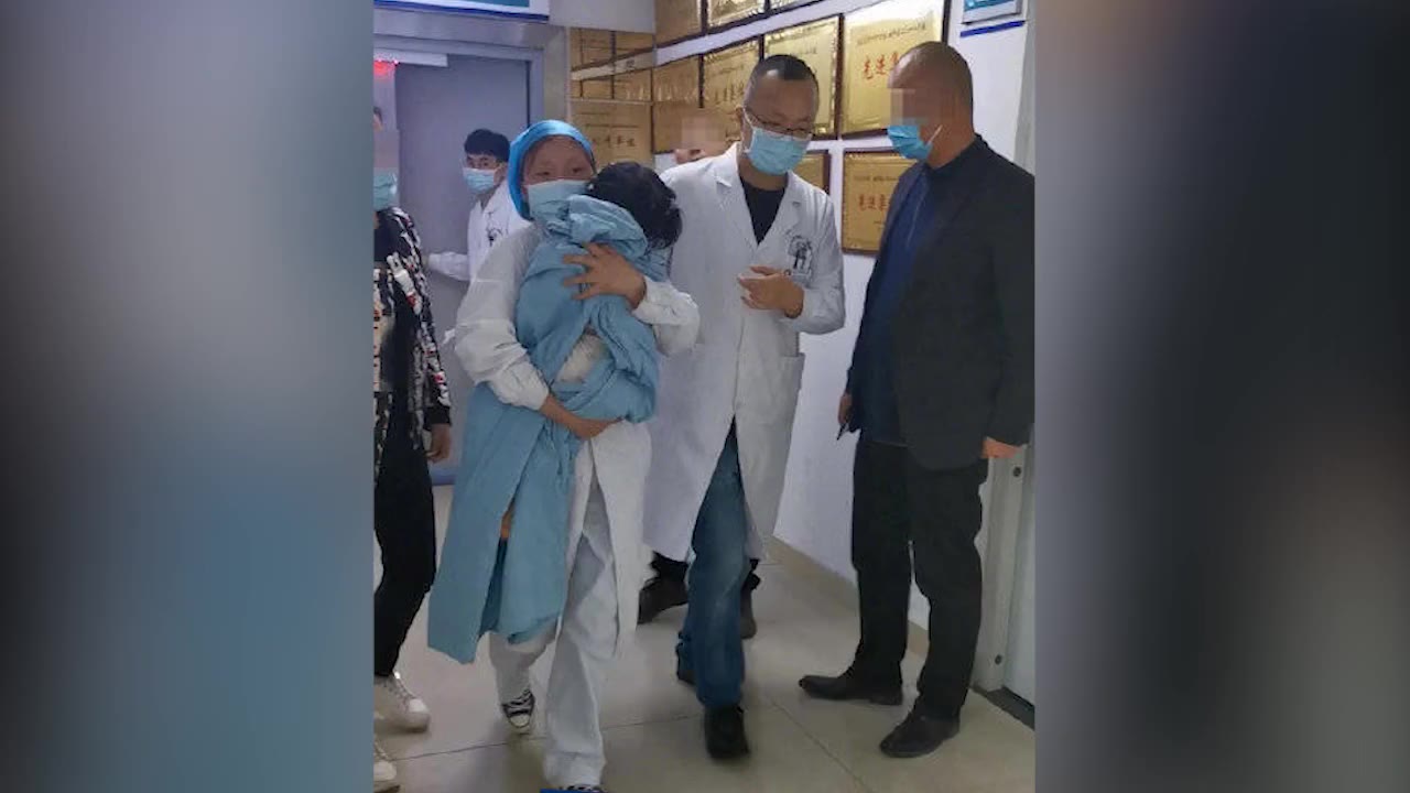 警方通报56岁男子抱摔3岁女童：与其奶奶打麻将起纠纷 究竟是怎么一回事?