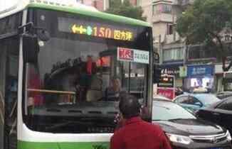 大妈拦公交车 惊险至极实在太危险了