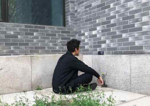 邓超坐墙角录视频 到底是在干嘛？