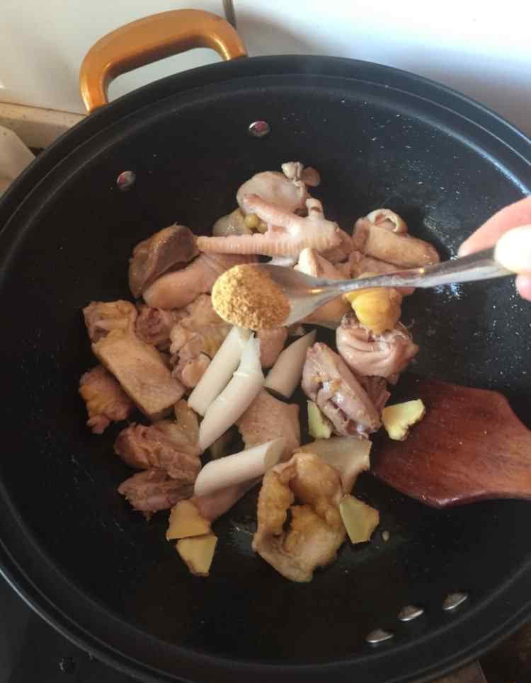 贺兰山紫蘑菇 紫蘑菇炖土鸡的详细做法 紫蘑菇炖土鸡食谱做法大全