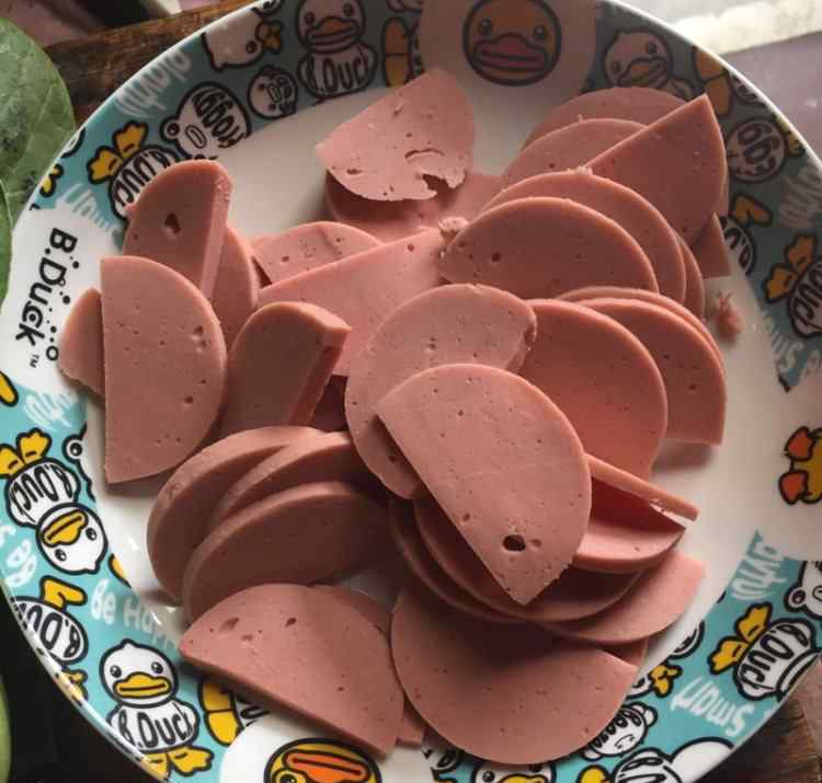 火腿肠能炒什么菜图片 青菜炒火腿肠怎么做 青菜炒火腿肠做法及配料
