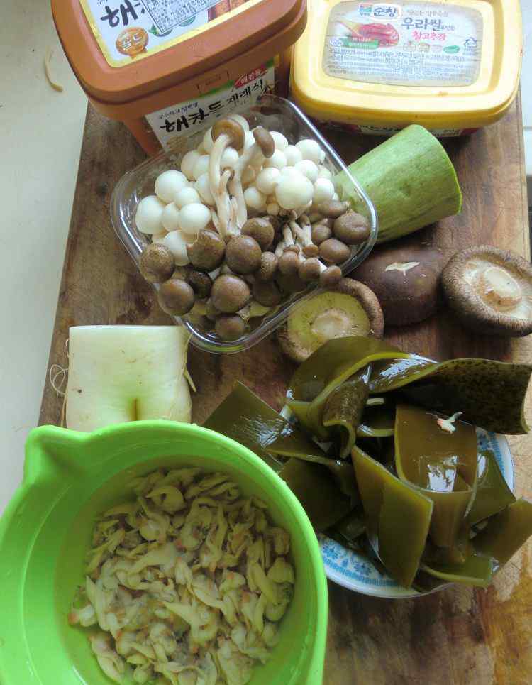 葫芦瓜怎么做好吃 韩式干贝海带大酱汤的简单做法 韩式干贝海带大酱汤食谱做法大全