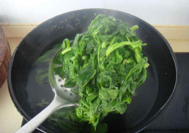蓬蒿菜的做法 核桃仁拌蓬蒿菜的简单做法 核桃仁拌蓬蒿菜做法及配料