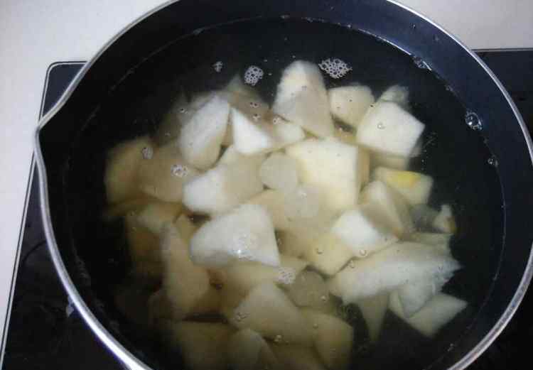 冰糖雪梨水 冰糖梨水怎么做好吃 冰糖梨水食谱做法大全