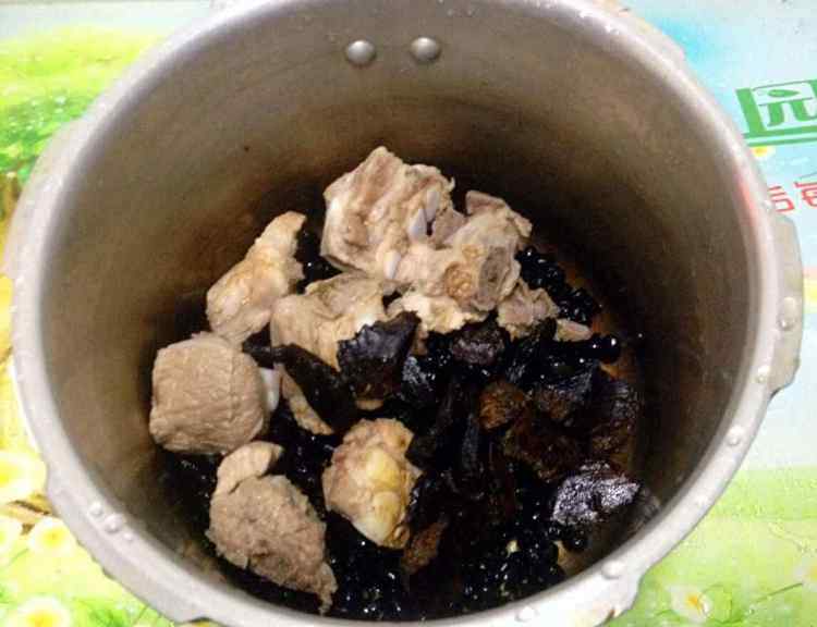 生地熟地汤 生地熟地黑豆汤怎么做好吃 生地熟地黑豆汤做法及配料