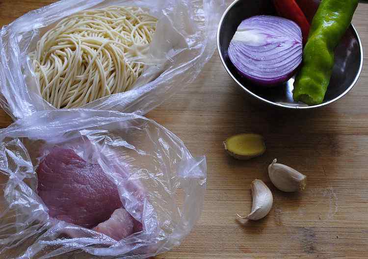 猪里脊肉怎么做好吃 香辣炒面怎么做 香辣炒面食谱简单做法