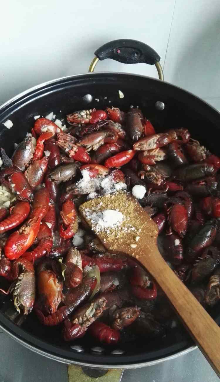 蒜蓉小龙虾怎么做 蒜蓉小龙虾的最正宗做法 蒜蓉小龙虾做法及配料