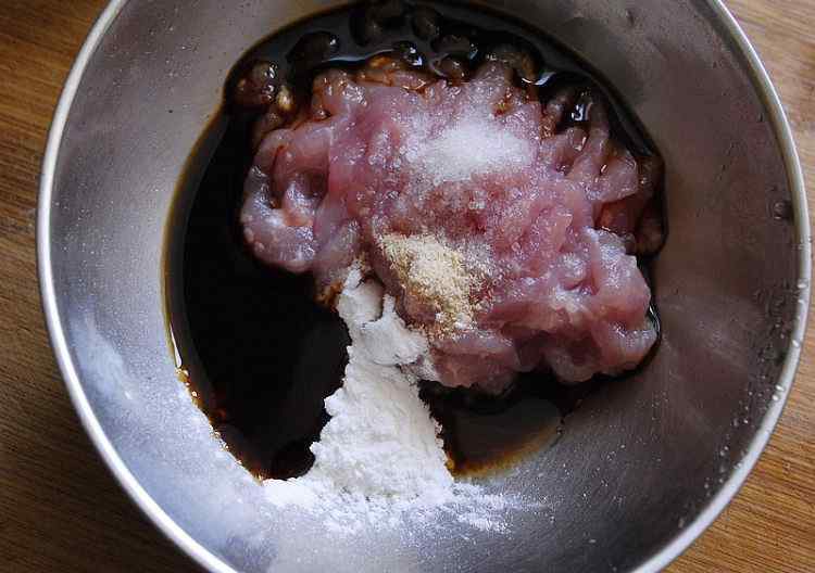 猪里脊肉怎么做好吃 香辣炒面怎么做 香辣炒面食谱简单做法