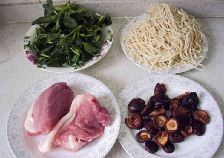小青菜怎么炒好吃 香菇肉丝凉拌面简单又好吃的做法 香菇肉丝凉拌面做法大全
