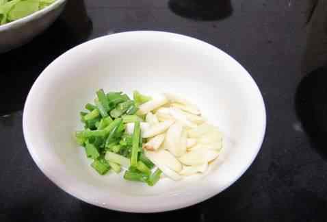 莲花白怎么做好吃 手撕包菜配方 手撕包菜做法步骤图解