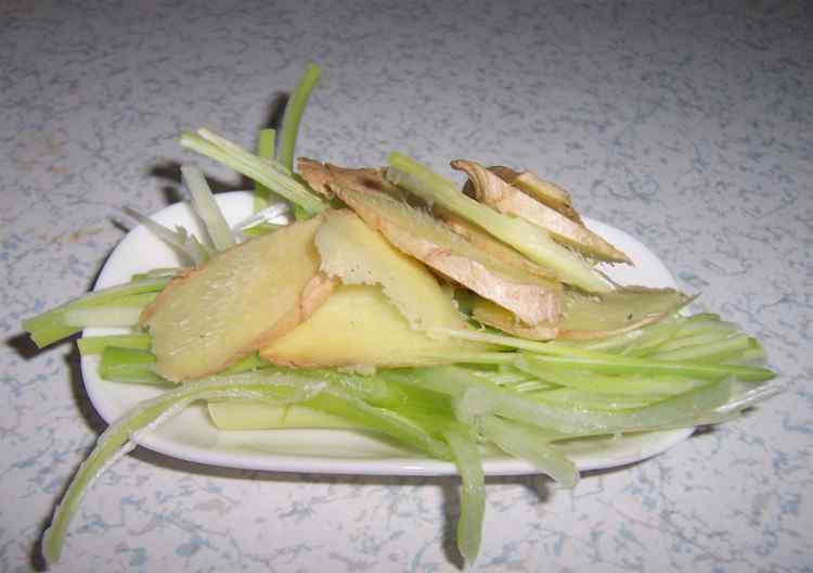 平鱼怎么做好吃 清蒸平鱼简单又好吃的做法 清蒸平鱼做法及配料