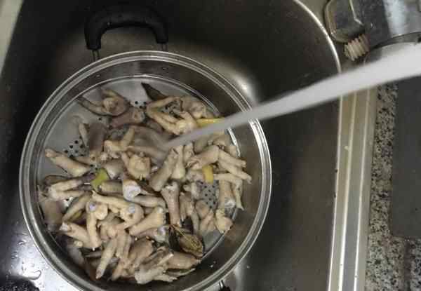 秘制柠檬泡鸡爪的做法 柠檬泡椒鸡爪的简单做法 柠檬泡椒鸡爪食谱做法大全