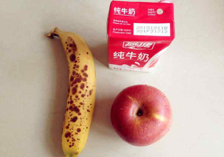 苹果香蕉牛奶可以一起榨汁吗 香蕉苹果牛奶饮的简单做法 香蕉苹果牛奶饮做法及配料
