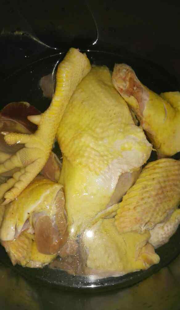 东北小鸡炖蘑菇 东北小鸡炖蘑菇的最正宗做法 东北小鸡炖蘑菇食谱简单做法
