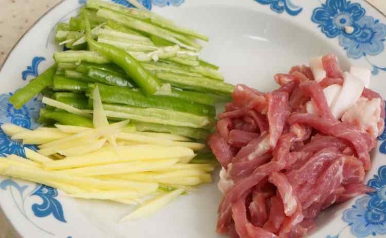 干鱿鱼的家常做法 鱿鱼丝辣炒肉丝的详细做法 鱿鱼丝辣炒肉丝的做法大全