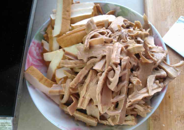 卤鸡爪怎么做好吃 香辣笋干炒鸡爪的简单做法 香辣笋干炒鸡爪食谱做法大全