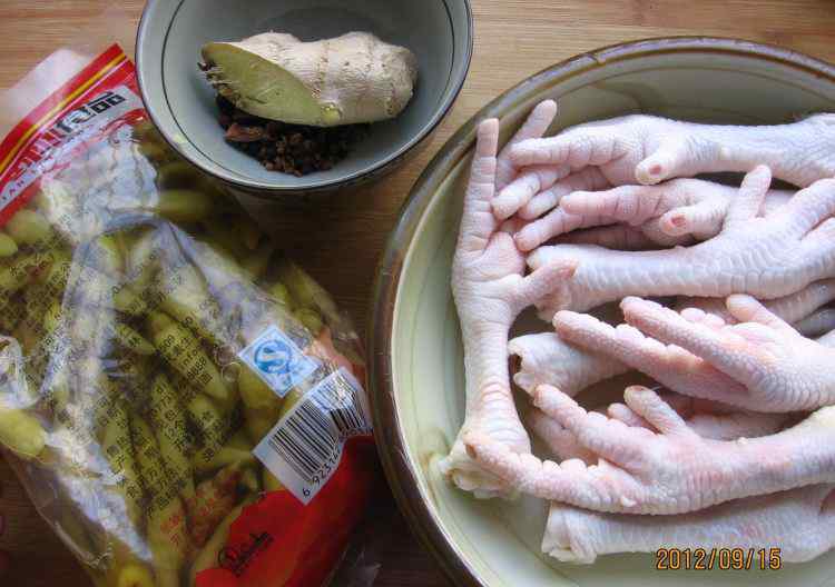 鸡脚怎么做好吃 泡椒凤爪的简单做法 泡椒凤爪食谱做法大全