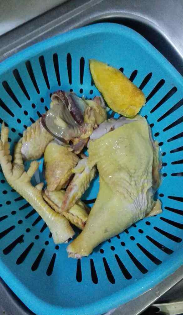 东北小鸡炖蘑菇 东北小鸡炖蘑菇的最正宗做法 东北小鸡炖蘑菇食谱简单做法