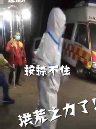 印度一救护车司机连日高压工作 偶遇婚礼游行队跳舞解压 现场一幕被拍下！