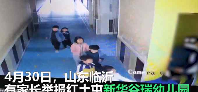 山东一幼师领孩子进厕所殴打 监控拍下“骑压”一幕！官方通报