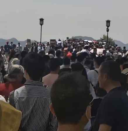 人人人！西湖断桥五一假期变“人桥” 看完还出门吗 ？
