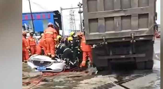辽宁抚顺一满载沙子货车侧翻 致一家三口被埋身亡 警方通报