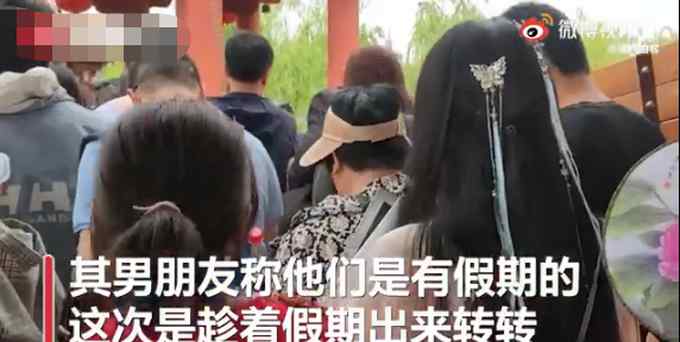 “走马观花”式旅游？女子景区人流中抱电脑边走边工作
