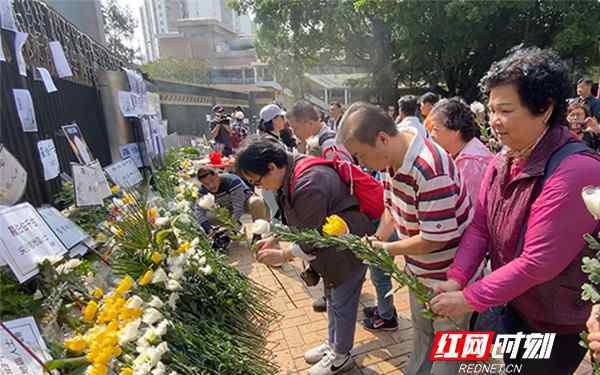 向佐吊唁罗伯 清洁工罗伯“头七”，市民前往悼念数度哽咽