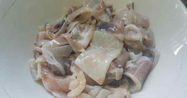 鱿鱼炖鸡的做法 半只鸡2只鱿鱼，教你一道鱿鱼鸡汤的做法，味道鲜美又好喝