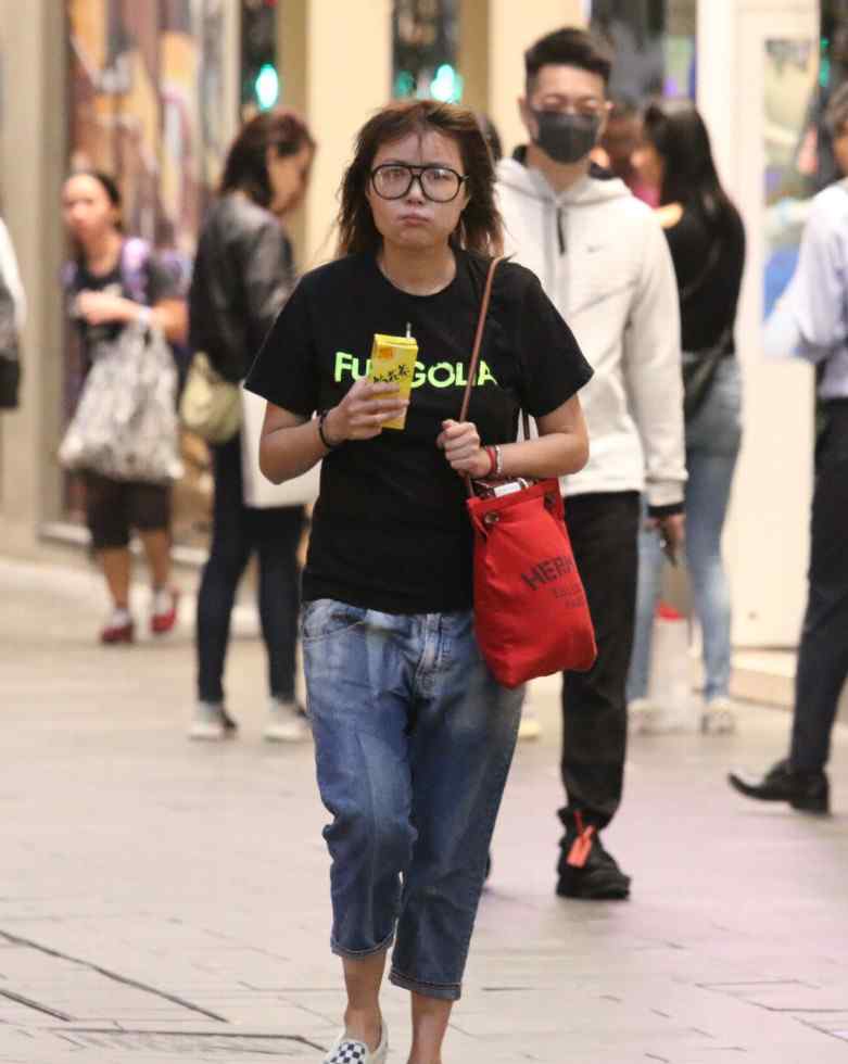 杜如风 44岁世界级港女逛街被拍烟不离手，腰粗脸胖，当众抠鼻星味尽失！文章配图